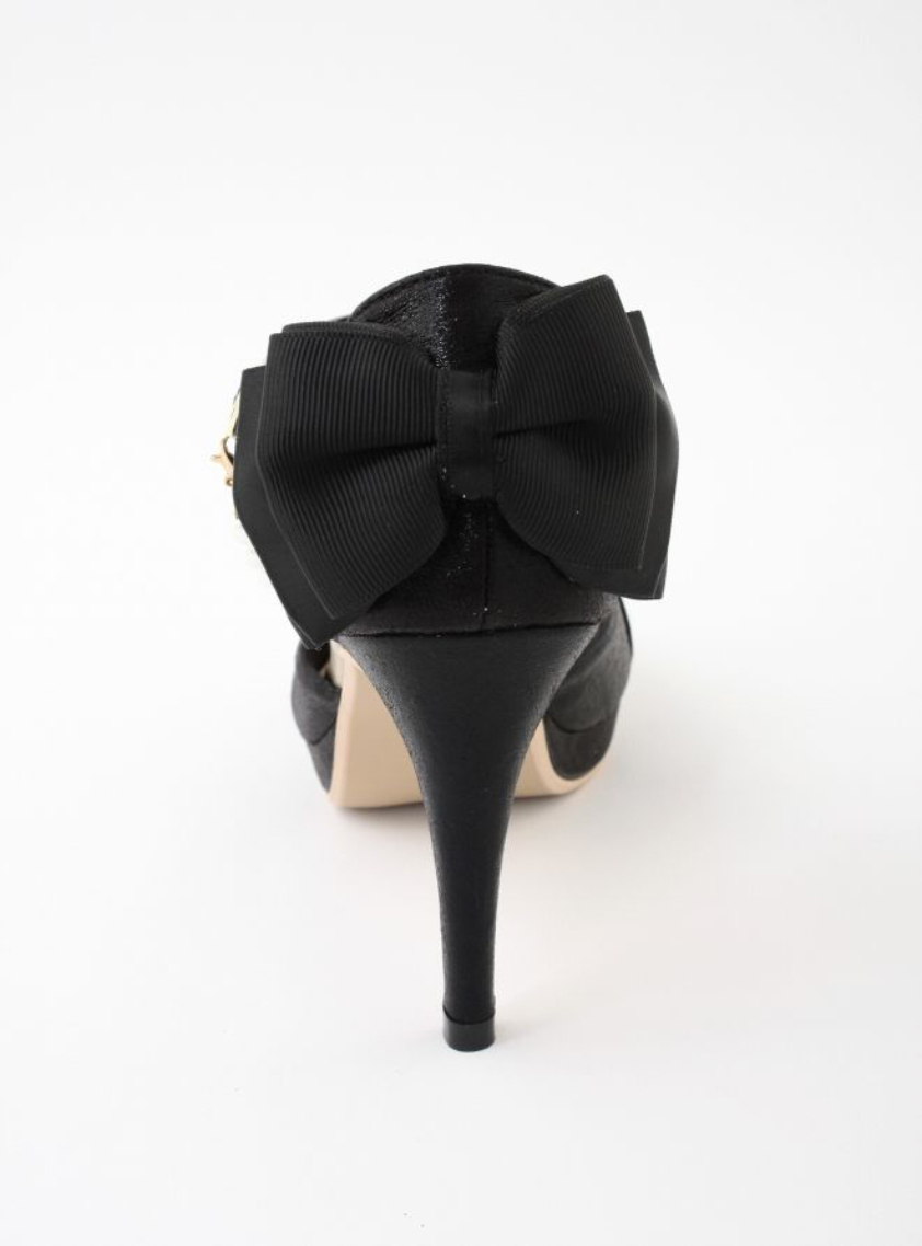 アクセサリーパール付ストラップ後ろリボンハイヒール｜結婚式パーティ