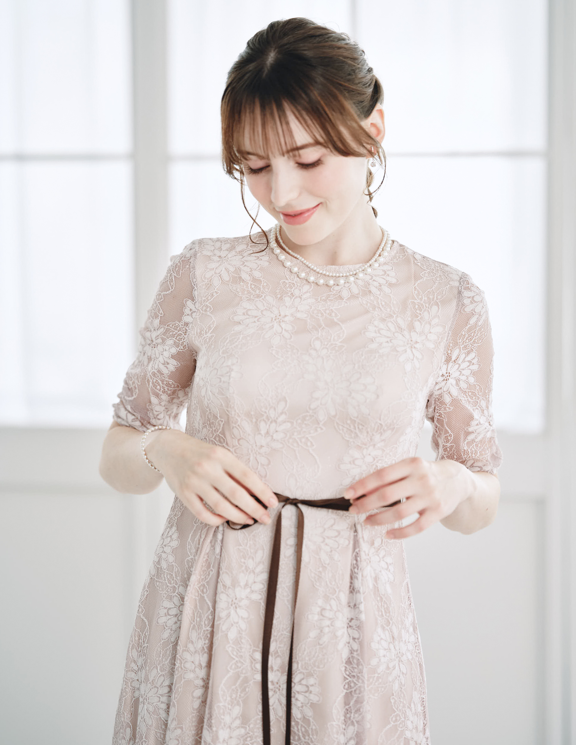AIMER】サテンリボンベルトラメレースワンピース｜結婚式パーティの